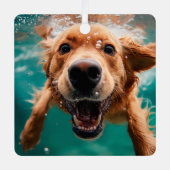 Happy Golden Retriever zwemmen onder water Metalen Ornament (Voorkant)