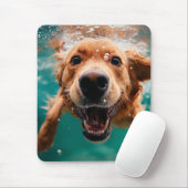 Happy Golden Retriever zwemmen onder water Muismat (Met muis)