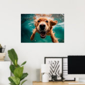 Happy Golden Retriever zwemmen onder water Poster (Thuiskantoor)