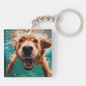 Happy Golden Retriever zwemmen onder water Sleutelhanger (Achterkant)