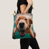 Happy Golden Retriever zwemmen onder water Tote Bag (Dichtbij)