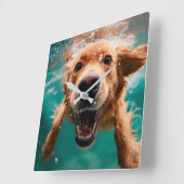 Happy Golden Retriever zwemmen onder water Vierkante Klok (Hoek)