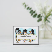 Happy Graduing danserende pinguïns met banner Contactkaartje (Staand voorkant)