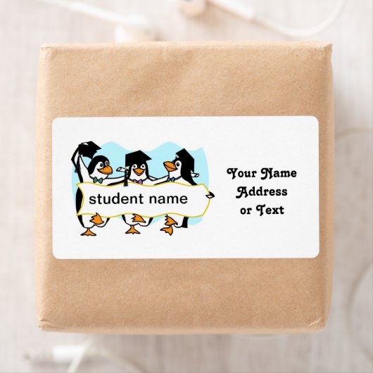 Happy Graduing danserende pinguïns met banner Etiket (Insitu)