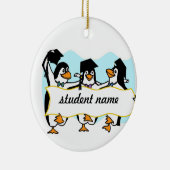 Happy Graduing danserende pinguïns met banner Keramisch Ornament (Rechts)