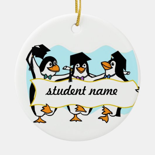 Happy Graduing danserende pinguïns met banner Keramisch Ornament (Voorkant)