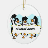 Happy Graduing danserende pinguïns met banner Keramisch Ornament (Links)