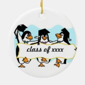 Happy Graduing danserende pinguïns met banner Keramisch Ornament (Achterkant)