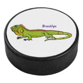 Happy green iguana cartoon illustratie hockey puck (3/4)
