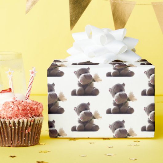Happy Grey Hippo Holding Daisy, Schattigee liefdes Cadeaupapier (Verjaardagsfeest)