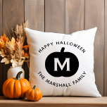 Happy Halloween Black Pumpkin Family Monogram Kussen<br><div class="desc">De kussen van het huisdecor van de herfst kenmerkt een zwarte pompoen met wit douane monogram initiaal en moderne "Happy Halloween" formulering met de tekst van de douanenaam die kan worden gepersonaliseerd. Twee zijkanten werpen kussen in zwart-witte kleuren ontwerp.</div>