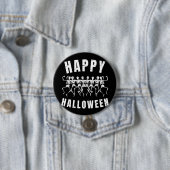 HAPPY HALLOWEEN DANCING SKELETONS RONDE BUTTON 7,6 CM (In situ)