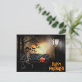 Happy Halloween Funny Spooky Skeleton op de Bench Feestdagenkaart (Staand voorkant)