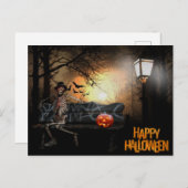 Happy Halloween Funny Spooky Skeleton op de Bench Feestdagenkaart (Voorkant / Achterkant)