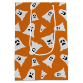 Happy Halloween leuke spook met oranje achtergrond Medium Cadeauzakje (Achterkant)