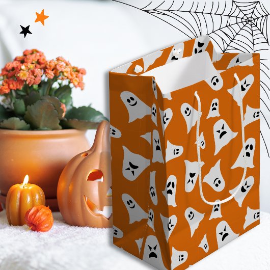Happy Halloween leuke spook met oranje achtergrond Medium Cadeauzakje