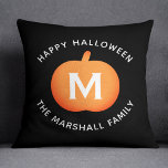 Happy Halloween Oranje pomkin Family Monogram Kussen<br><div class="desc">De kussen van het huisdecor van de herfst kenmerkt een oranje pompoen met wit initiaal van het douanemonogram en moderne "Happy Halloween" formulering met de tekst van de douanenaam die kan worden gepersonaliseerd. Twee zijkanten werpen kussen ontwerp in zwarte,  witte,  en oranje kleuren.</div>
