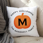 Happy Halloween Oranje Pumpkin Aangepast Initiaal Kussen<br><div class="desc">De kussen van het huisdecor van de herfst kenmerkt een oranje pompoen met wit initiaal van het douanemonogram en moderne "Happy Halloween" formulering met de tekst van de douanenaam die kan worden gepersonaliseerd. Twee zijkanten werpen kussen ontwerp in oranje,  zwarte,  en witte kleuren.</div>