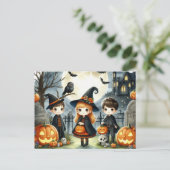 Happy Halloween Schattigee Kinder kleding Feestdagenkaart (Staand voorkant)