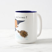 Happy Halloween Witch Pumpkin Flying Broom - Fun Tweekleurige Koffiemok (Voorkant rechts)