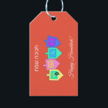 Happy Hannukah English Hebrew Cadeaulabel<br><div class="desc">Er zijn een verscheidenheid van achtergrondkleuren om of een vrolijke of meer elegante achtergrond voor de droomafbeeldingen en de Happy Hanuka groet in zowel het Hebreeuws als het Engels te verstrekken. De Hebreeuwse letters aan de zijkant staan voor: Er is een geweldig wonder gebeurd hier, de manier waarop het gezegde...</div>