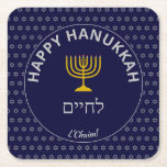 Happy Hanukkah ל י י L'Chaim Star van David Kartonnen Onderzetters<br><div class="desc">Stijlvol blauw Happy Hanukkah-ONDERZETTER met curved text in zilvergrijze typografie. In het midden is er een goudkleurige menorah en ל י ם (wat 'tot leven' betekent). In de onderste kromme tekst staat 'L'CHAIM' ('To Life'), het equivalent van 'Cheers'. De tekst is aanpasbaar, zodat je de Hanoeka kunt veranderen in Chanoekah...</div>