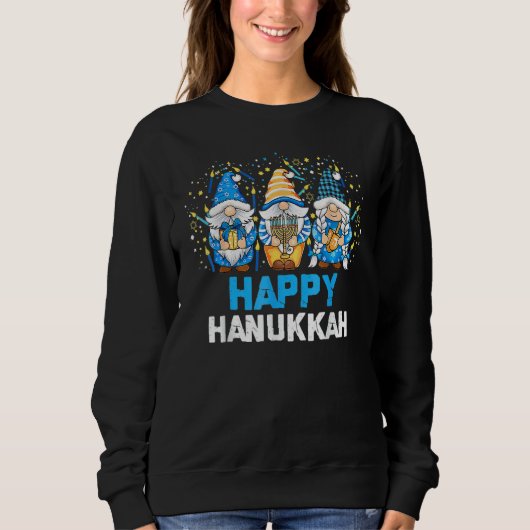 Happy Hanukkah 2022 Three Gnome Menorah Dreidel Co Trui (Voorkant)