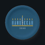 Happy Hanukkah | Aangepast Menorah Papieren Bordje<br><div class="desc">Met dit moderne aanpasbare ontwerp vieren we Hanukkah met familie en vrienden. De illustratie bevat de woorden 'Happy Hanukkah' die zijn ontworpen om op een menorah te lijken met kaarsen die helder schijnen - elke letter vertegenwoordigt een van de kaarsen en het woord 'Happy' wordt de middelste kaars. Pas het...</div>