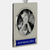 Happy Hanukkah. Aangepaste foto Hanukkah Verzilverd Banner Ornament (Rechts)