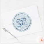 Happy Hanukkah | Adres voor terugkeer van Menorah  Ronde Sticker<br><div class="desc">Viel dit jaar het festival van Lichten met unieke gepersonaliseerde Hanukkah-stickers voor retouradressen. Voeg uw douanetekst aan dit ontwerp toe door de "Edit this design sjabloon"vakjes op de rechterkant van het punt te gebruiken, of de blauwe "pas het"knoop aan om de tekst te schikken, de doopvonten en de kleuren te...</div>