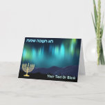 Happy Hanukkah - Aurora Borealis Feestdagen Kaart<br><div class="desc">Chanoekah begroet de Bevroren Chosen. Een meerkleurige, fractale weergave van de aurora borealis, of Northern Lights, bovenop een digitaal schilderij van met sneeuw bedekte bergen. Een Chanukkah menorah verschijnt samen met een Hebreeuwse tekst die leest: "ח ו כ ה ג Samanukkah" (Chag elke - Happy Hanukkah). Voeg je eigen aanvullende...</div>