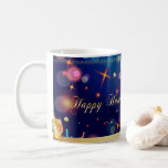 Happy Hanukkah Beauful Jewish Holiday Koffiemok<br><div class="desc">Happy Hanukkah Beauful Jewish Holiday Coffee Mok & Cup Design. De joodse Holiday Hanukkah-achtergrond met traditionele Chanoekijsymbolen - houten droidels (draaischijf),  donuts,  menorah,  kaarsen,  ster van David en gloeiende lichtjes behang,  decoratief patroon voor Home,  Kitchen & Dining,  Drinkware,  Mokken & Cups. Hanoekah Festival Decoratie. Judaica. Jeruzalem,  Israël.</div>