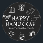 Happy Hanukkah black white custom name gift gunsti Ronde Sticker<br><div class="desc">Happy Chanoeka,  pas familienaam cadeau gunst stickers Happy Chanoeka,  Happy Chanoeka,  Chanoeka Sameach!,  Chag Sameach!,  Chag Urim Sameach! Zwart-Wit</div>
