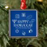 Happy Hanukkah blauw en witte douanenaam gunt Metalen Ornament<br><div class="desc">Happy Hanukkah,  pas de familienaam cadeau aan voor het Ornament van de feestdag. Happy Hanukkah,  Happy Chanukah,  Hanukkah Sameach!,  Chag Sameach!,  Chag Urim Sameach! Blauw en wit</div>