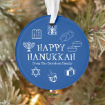 Happy Hanukkah blauw en witte douanenaam gunt Ornament<br><div class="desc">Happy Chanoeka,  pas familienaam cadeau gunst vakantie Ornament. Gelukkige Chanoeka,  gelukkige Chanoeka,  Chanoeka Sameach!,  Chag Sameach!,  Chag Urim Sameach! Blauw-wit</div>