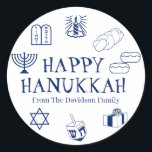 Happy Hanukkah blauw wit cadeautje met een goede n Ronde Sticker<br><div class="desc">Happy Chanoeka,  pas familienaam cadeau gunst stickers Happy Chanoeka,  Happy Chanoeka,  Chanoeka Sameach!,  Chag Sameach!,  Chag Urim Sameach! Marineblauw en wit</div>