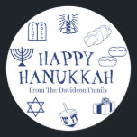 Happy Hanukkah blauw wit cadeautje met een goede n Ronde Sticker<br><div class="desc">Happy Chanoeka,  pas familienaam cadeau gunst stickers Happy Chanoeka,  Happy Chanoeka,  Chanoeka Sameach!,  Chag Sameach!,  Chag Urim Sameach! Marineblauw en wit</div>