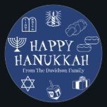 Happy Hanukkah blauw wit cadeautje met een goede n Ronde Sticker<br><div class="desc">Happy Chanoeka,  pas familienaam cadeau gunst stickers Happy Chanoeka,  Happy Chanoeka,  Chanoeka Sameach!,  Chag Sameach!,  Chag Urim Sameach! Marineblauw en wit</div>