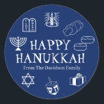 Happy Hanukkah blauw wit cadeautje met een goede n Ronde Sticker<br><div class="desc">Happy Chanoeka,  pas familienaam cadeau gunst stickers Happy Chanoeka,  Happy Chanoeka,  Chanoeka Sameach!,  Chag Sameach!,  Chag Urim Sameach! Marineblauw en wit</div>