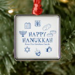 Happy Hanukkah blauw witte douanenaam gunstiger Metalen Ornament<br><div class="desc">Happy Hanukkah,  pas de familienaam cadeau aan voor het Ornament van de feestdag. Happy Hanukkah,  Happy Chanukah,  Hanukkah Sameach!,  Chag Sameach!,  Chag Urim Sameach! Blauw en wit</div>