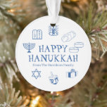 Happy Hanukkah blauw witte douanenaam gunstiger Ornament<br><div class="desc">Happy Chanoeka,  pas familienaam cadeau gunst vakantie Ornament. Gelukkige Chanoeka,  gelukkige Chanoeka,  Chanoeka Sameach!,  Chag Sameach!,  Chag Urim Sameach! Blauw-wit</div>