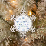 Happy Hanukkah blauw witte douanenaam gunstiger Tin Sneeuwvlok Ornament<br><div class="desc">Gelukkige Chanoeka,  pas familienaam cadeau gunst vakantie Snowflake Pewter Christmas Ornament. Gelukkige Chanoeka,  gelukkige Chanoeka,  Chanoeka Sameach!,  Chag Sameach!,  Chag Urim Sameach! Blauw-wit</div>