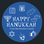 Happy Hanukkah blauwe, witte aangepaste tekst scha Ronde Sticker<br><div class="desc">Happy Hanukkah,  pas je familienaam cadeau aan stickers. Happy Hanukkah,  Happy Chanukah,  Hanukkah Sameach!,  Chag Sameach!,  Chag Urim Sameach! Blauw en wit</div>