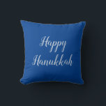 Happy Hanukkah Blue en White Typografie Kussen<br><div class="desc">Happy Hanukkah elegante typografie met een omkeerbare blauwe en witte achtergrond. Met blauwe en witte letters,  kunt u met uw eigen bericht aanpassen. Ideaal om een feestelijk decor aan je thuis toe te voegen. Geniet!</div>