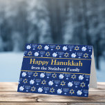Happy Hanukkah Blue Menorah Star van David Pattern Kaart<br><div class="desc">Mooie gepersonaliseerde Happy Chanoeka kaart in  blauw met een koel joods sterrenbeeld,  dreidel voor leuke Chanoeka spelletjes,  en de joodse menora voor de vakantie.</div>