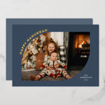 Happy Hanukkah Blue Modern Lijst Folie Feestdagenkaart<br><div class="desc">Ik wens je geliefden een heel gelukkige Hanukkah met deze leuke enkele fotokaart. Het bevat een blauw bladvormig lijst met de woorden Happy Hanukkah in folie langs één van de gekromde hoeken en ruimte voor jouw naam in het jaar naast de andere gebogen hoek. De rug heeft ruimte voor een...</div>