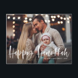 Happy Hanukkah Brush Lettering Overlay Foto Feestdagenkaart<br><div class="desc">Fijne Chanoeka! Verstuur vakantiewensen en groeten met dit rustieke vakantie briefkaart. Het beschikt over 'Happy Chanoeka' in penseelhandbelettering. Personaliseer deze vakantiekaart door uw favoriete foto,  begroeting,  namen en andere details toe te voegen. Verkrijgbaar als platte kaart,  gevouwen kaart en briefkaart.</div>