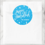 Happy Hanukkah Brush Script Custom Name Ronde Sticker<br><div class="desc">Geweldig voor geschenken en cadeauverpakking van deze Chanoeka,  gebruik deze feestelijke vakantie stickers,  gepersonaliseerd met jouw naam. Hulp nodig bij maatwerk? E-mail ons op hello@christiekelly.com voor gratis hulp.</div>