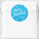 Happy Hanukkah Brush Script Custom Name Ronde Sticker<br><div class="desc">Geweldig voor cadeautjes en cadeautjes om deze Hanukkah te verpakken,  gebruik deze feestjes,  op maat van jouw naam. Hulp nodig bij aanpassingen? Stuur een e-mail naar hello@christiekelly.com voor aanvullende hulp.</div>