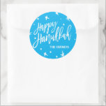 Happy Hanukkah Brush Script Custom Name Ronde Sticker<br><div class="desc">Geweldig voor cadeautjes en cadeautjes om deze Hanukkah te verpakken,  gebruik deze feestjes,  op maat van jouw naam. Hulp nodig bij aanpassingen? Stuur een e-mail naar hello@christiekelly.com voor aanvullende hulp.</div>